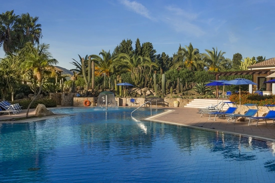 der Swimmingpool des Hotels in Pula Sardegna.jpg